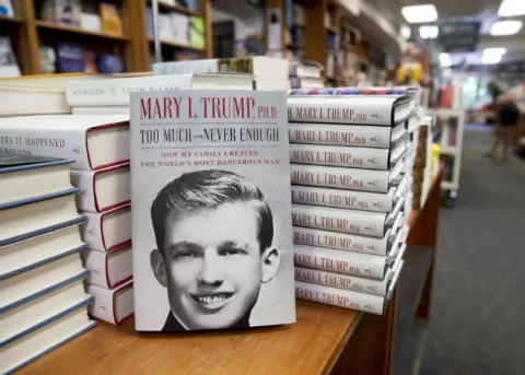 Un juez permite a la sobrina de Trump promocionar libro sobre el presidente