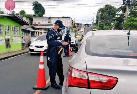 Lo retienen por incumplir medida sanitaria y vaya sorpresa que se llevaron los policías