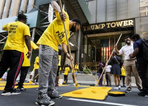 Nueva York pinta un mural de "Black Lives Matter" frente a la Torre Trump