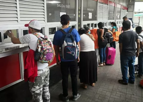 Nuevo grupo de 100 nicaragüenses varados en Panamá llegan a su país de origen