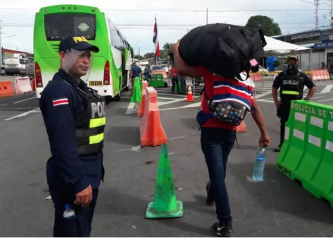 En dos buses desde Paso Canoas, 82 nicaragüenses viajan de regreso a su país 