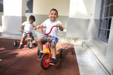 ¡Cuidado! Exposición sin supervisión a pantallas digitales afecta el desarrollo de los niños