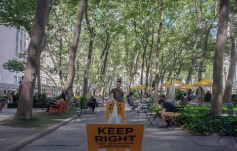 Los espacios públicos no fueron diseñados para pandemias; Nueva York está intentando adaptarse