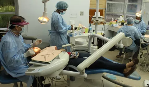 Odontólogos intentan renovarse para ganar confianza de pacientes
