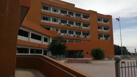 Trasladan pacientes del Hospital Nicolás Solano a otros hospitales por falta de espacio en la Unidad de Cuidados Intensivos 