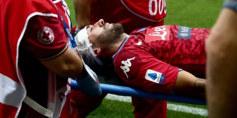 David Ospina, retirado en camilla en partido del Nápoles