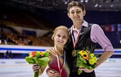 Campeona de patinaje  fallece tras caer por la ventana de su apartamento