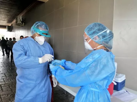 Más de 4,000 trabajadores de la salud se han contagiado de COVID-19, afirma gremio médico