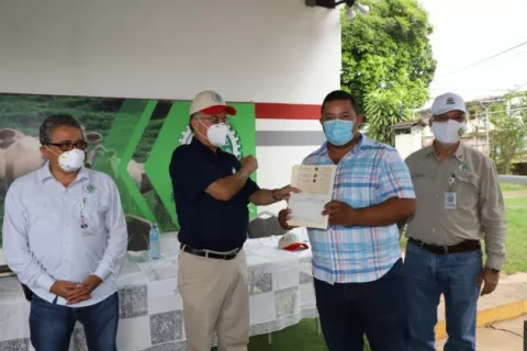 Gobierno otorga $1.5 millones en préstamos a productores para reforzar el agro