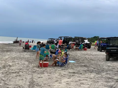 Minsa abre una investigación contra las 24 personas de playa Buenaventura que violaron el toque de queda