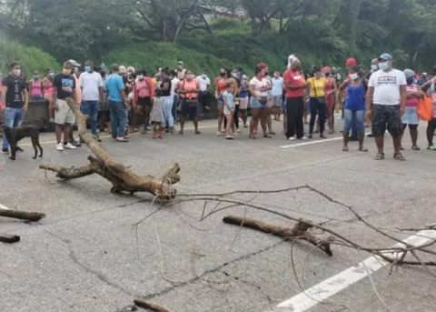 Protestas en carretera y autopista Panamá-Colón exigiendo alimentos y vale digital