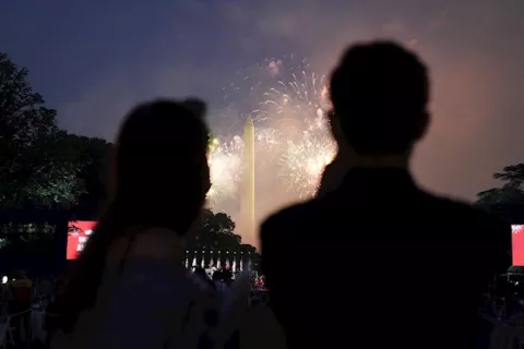 Banderas de Estados Unidos quemadas y derribo de la estatua de Colón en noche de protestas