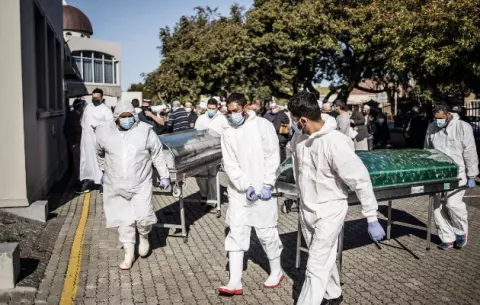 El virus altera la tradición fúnebre en Sudáfrica