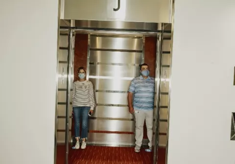 Etiqueta en elevador cambia por la pandemia