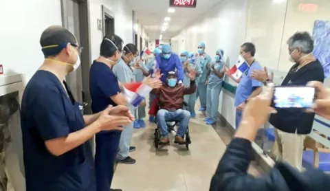 Roberto Durán sale del hospital y agradece la atención al cuerpo médico