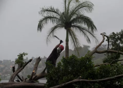 Isaías deja a miles sin luz e inundaciones en Puerto Rico pero mitiga sequía