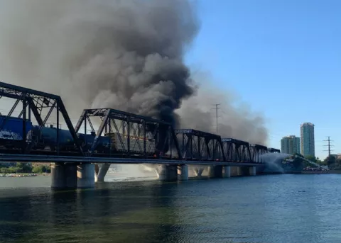 Tren se descarrila sobre un puente en EE.UU. y causa un aparatoso incendio
