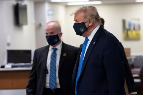 El presidente Donald Trump aparece por primera vez en público con una mascarilla