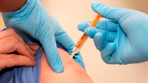 Reino Unido podría implementar una vacuna contra la COVID-19 a mediados de 2021