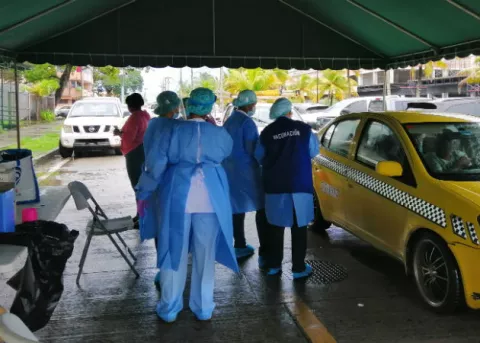 Enfermeras de la regional del Minsa en Colón, implementan vacunación 'express'