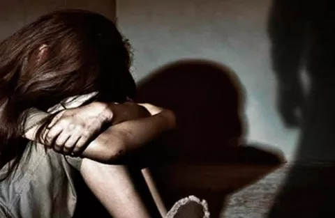 Padrastro abusa de menor de 12 años y la deja embarazada
