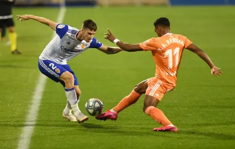 Edgar Yoel Bárcenas firma un domingo redondo con el Oviedo, que se aferra a la Segunda División