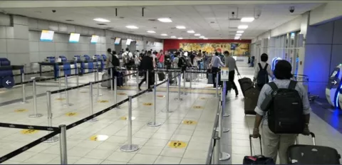Gobierno extiende por 30 días más la suspensión de vuelos internacionales
