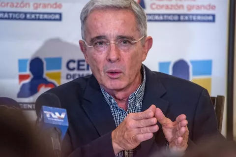 El expresidente colombiano Álvaro Uribe da positivo por COVID-19
