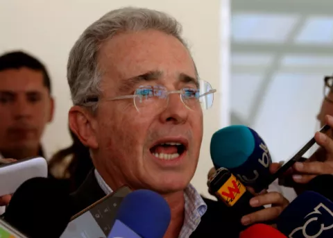 Corte Suprema de Colombia ordena detención domiciliaria de expresidente Uribe
