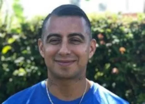 Juez de EE.UU. anula condena por asesinato contra latino que pasó 25 años preso