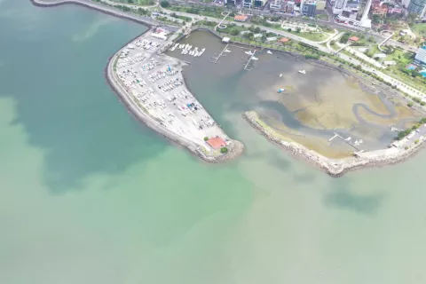 MiAmbiente revela informe sobre origen de la mancha oscura en la Bahía de Panamá