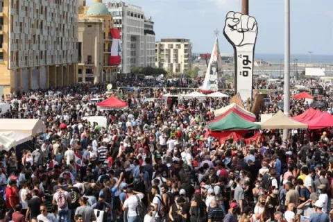 Enfrentamientos entre manifestantes y la policía frente al Parlamento en Beirut