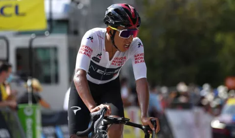 Ciclista colombiano Egan Bernal, con lesión en la espalda