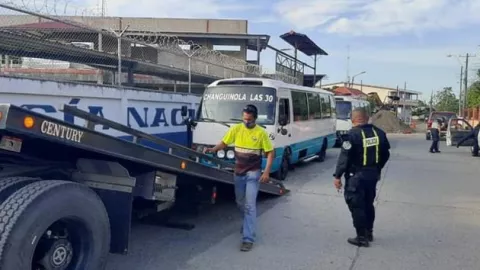 Sorprenden a unos 20 bañistas en medio de la cuarentena total este fin de semana en Bocas del Toro