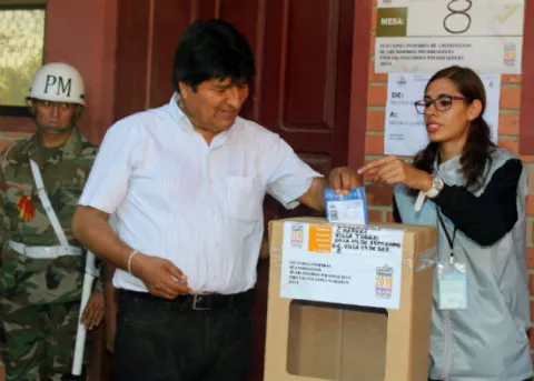 Militares bolivianos piden que Argentina deje de acoger a Evo Morales