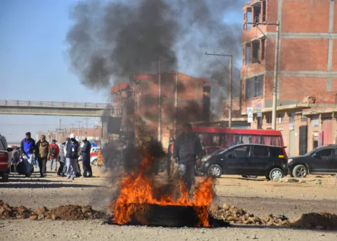 Manifestaciones y bloqueos contra la nueva fecha de elecciones en Bolivia