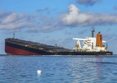 Se parte en dos el carguero japonés con bandera panameña que vertió petróleo en aguas de Mauricio