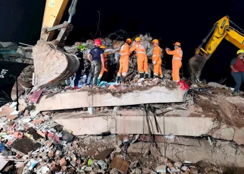 Al menos 5 muertos y 15 desaparecidos al derrumbarse un edificio en la India