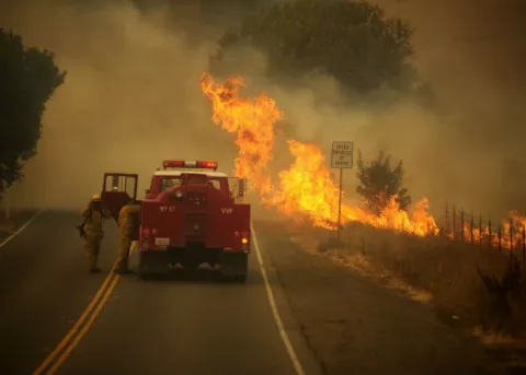 Seis muertos y casi 200.000 evacuados por múltiples incendios en California