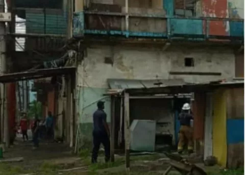 Indigente inicia una fogata en la avenida Herrera en Colón y casi prende caserón 