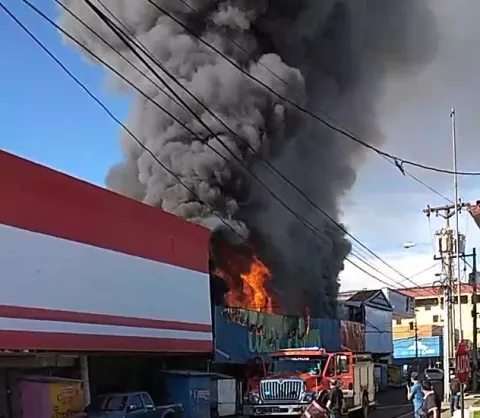 Se queman dos locales comerciales en la Calle Cuarta de  David