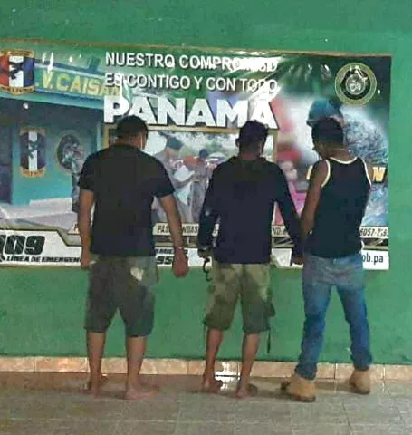 Atrapan a cuatro sujetos intentando robar en una residencia y uno de ellos recibe un balazo