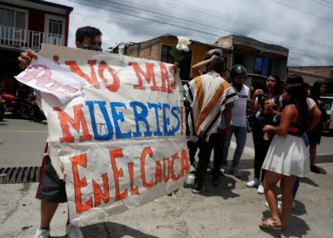Familiares despiden a víctimas de matanza en Colombia con pedidos de justicia