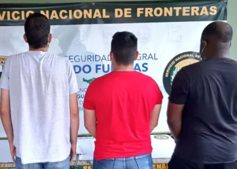 Colombianos indocumentados iban escondidos en la cabina de una mula