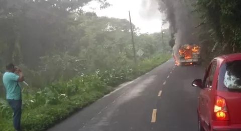 Se incendia  bus de la ruta Panamá-Colón en plena vía