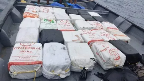 Le meten 10 años de cárcel a cuatro colombianos y a un panameño por introducir cocaína por las costas colonenses