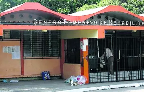 Reclusa recuperada de COVID-19 fallece en el penal; había padecido dolores estomacales en la semana