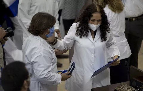 Instituciones públicas podrán contratar a médicos que laboran en el sector privado
