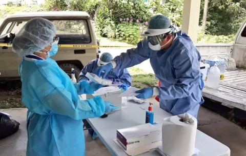 Bajan los casos nuevos de COVID-19 en Panamá, pero las muertes se mantienen