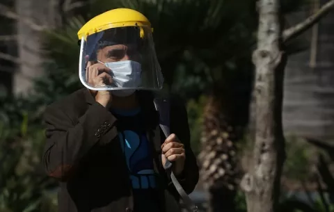 ¿Cómo las caretas plásticas podrían ayudar a disminuir el riesgo de contagio de la COVID-19?